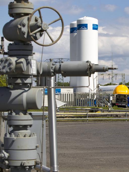 CO2-Versuchsspeicheranlage für CO2 aus der Vattenfallanlage Schwarze Pumpe in Ketzin bei Potsdam, die den Nachweis der Alltagstauglichkeit der CCS-Technologie erbringen soll. Im Bild wird ein Tanklastzug mit CO2 aus dem Vattenfall Kraftwerk Schwarze Pumpe in Ketzin entladen.