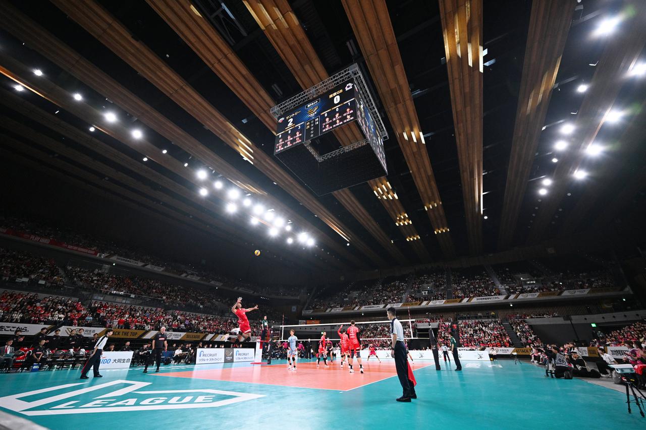 Ein Volleyball-Spiel in einer ausverkauften Arena in Japan.