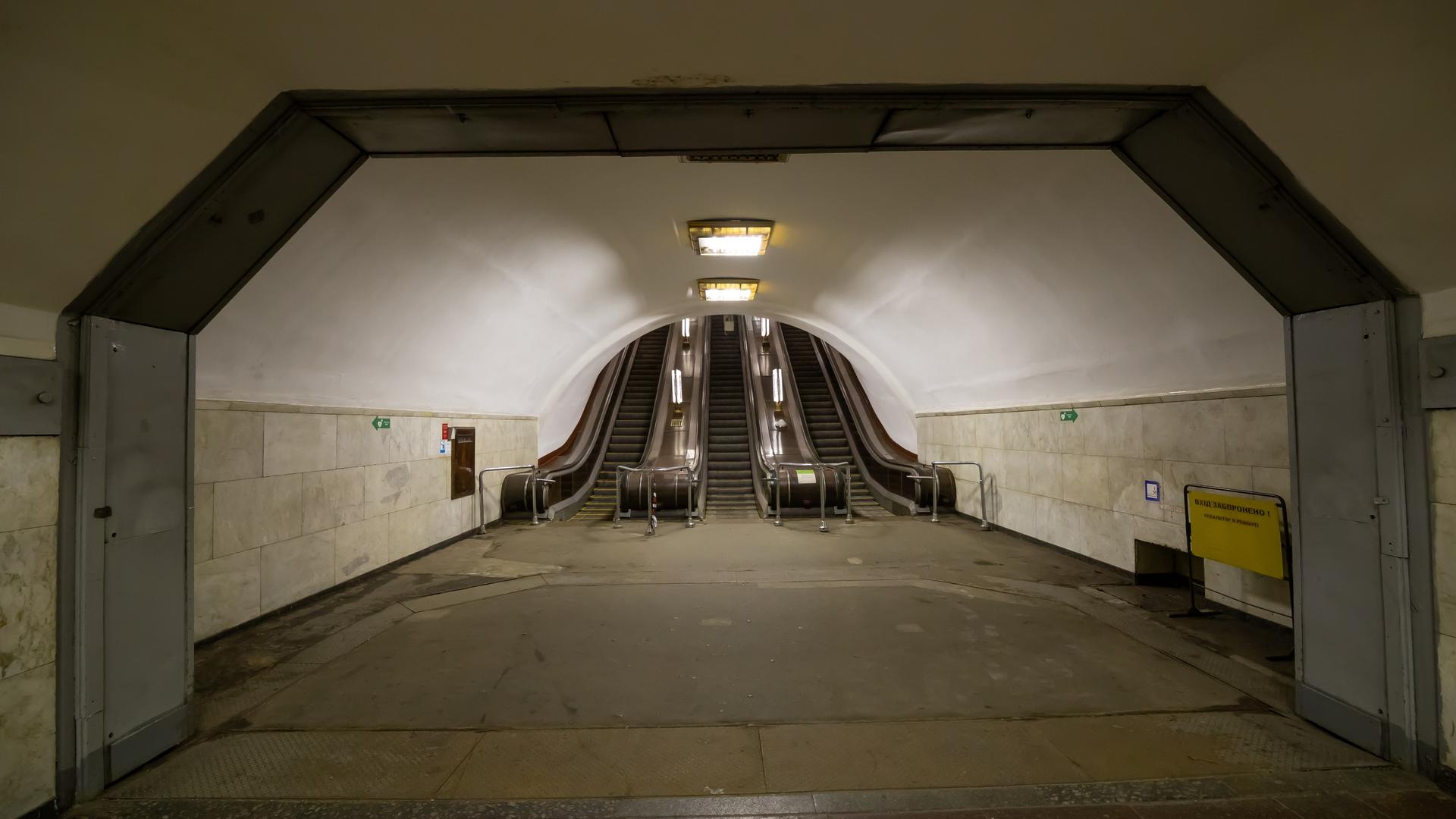 Blick auf die Rolltreppen in einer U-Bahn-Station in der ukrainischen Hauptstadt Kiew. Blick auf die Rolltreppen in einer U-Bahn-Station in der ukrainischen Hauptstadt Kiew.