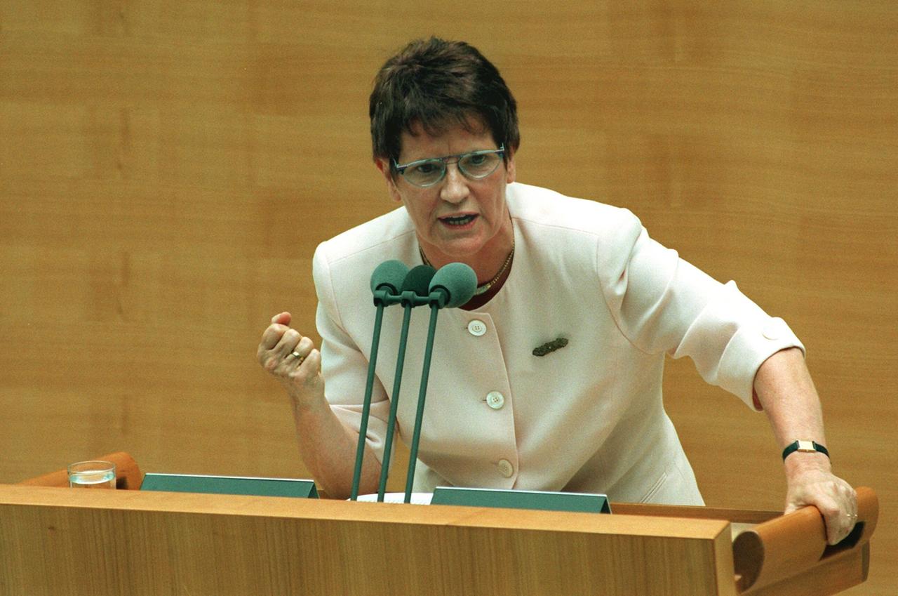Bundestagspräsidentin Rita Süssmuth hält eine Rede im Deutschen Bundestag.