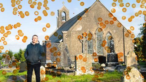 Illustration/Bildcollage: Ein Mann steht auf einem Friedhof vor einer kleinen Kirche