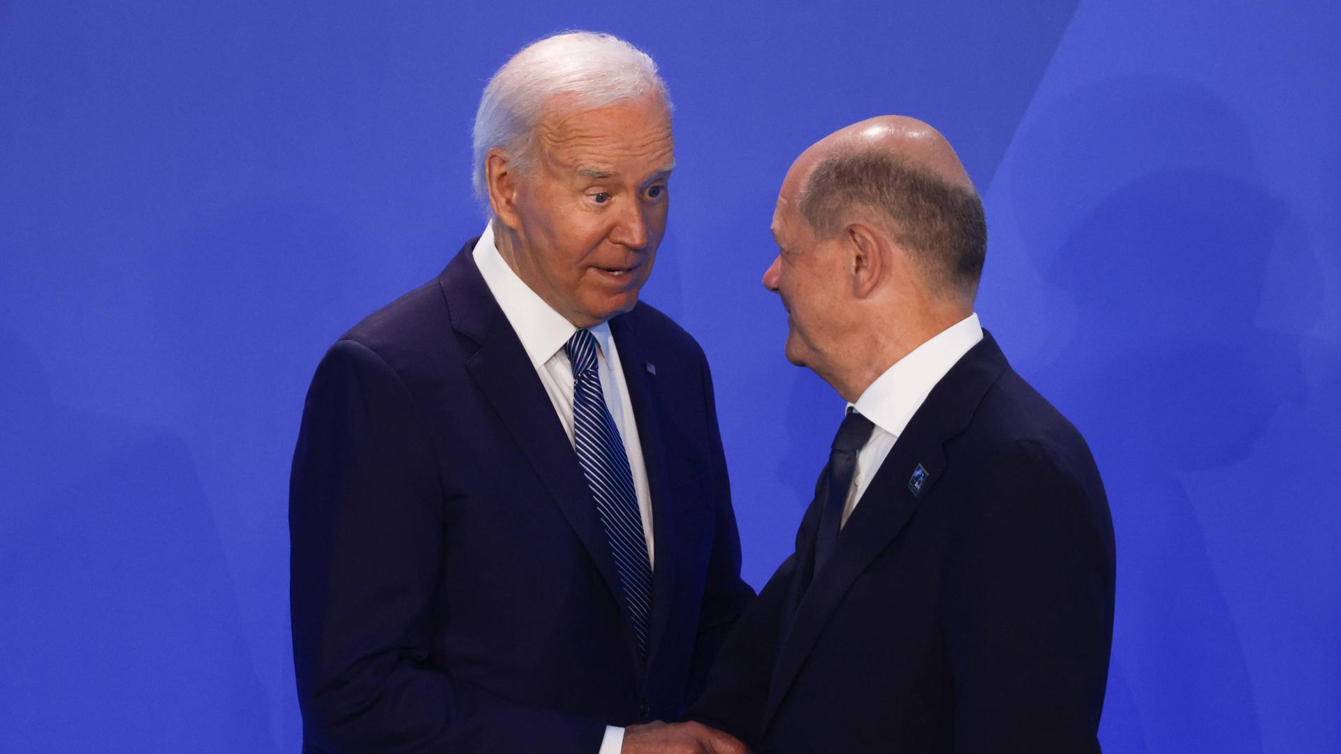 Der Präsident der Vereinigten Staaten Joe Biden und der deutsche Bundeskanzler Olaf Scholz während des NATO-Gipfels in Washington am 10. Juli 2024.