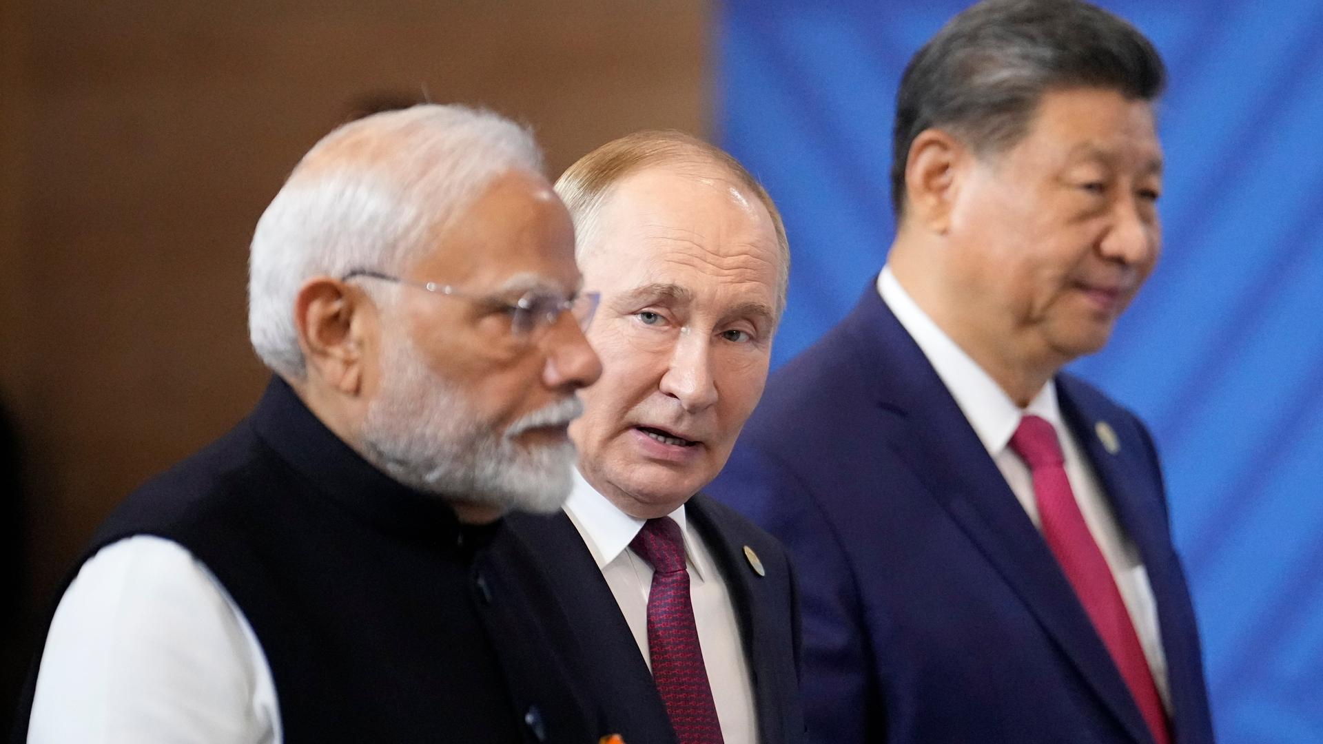 Indiens Premier Narendra Modi (v.l.n.r.), Russlands Präsident Wladimir Putin Chinas Präsident Xi Jinping beim BRICS-Gipfel in Kasan