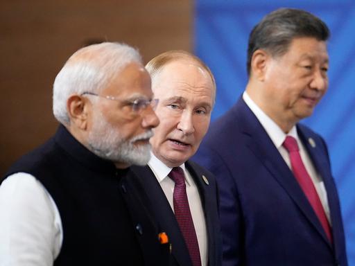 Indiens Premier Narendra Modi (v.l.n.r.), Russlands Präsident Wladimir Putin Chinas Präsident Xi Jinping beim BRICS-Gipfel in Kasan