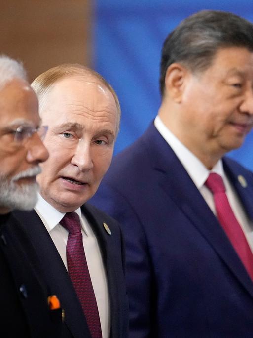 Indiens Premier Narendra Modi (v.l.n.r.), Russlands Präsident Wladimir Putin Chinas Präsident Xi Jinping beim BRICS-Gipfel in Kasan