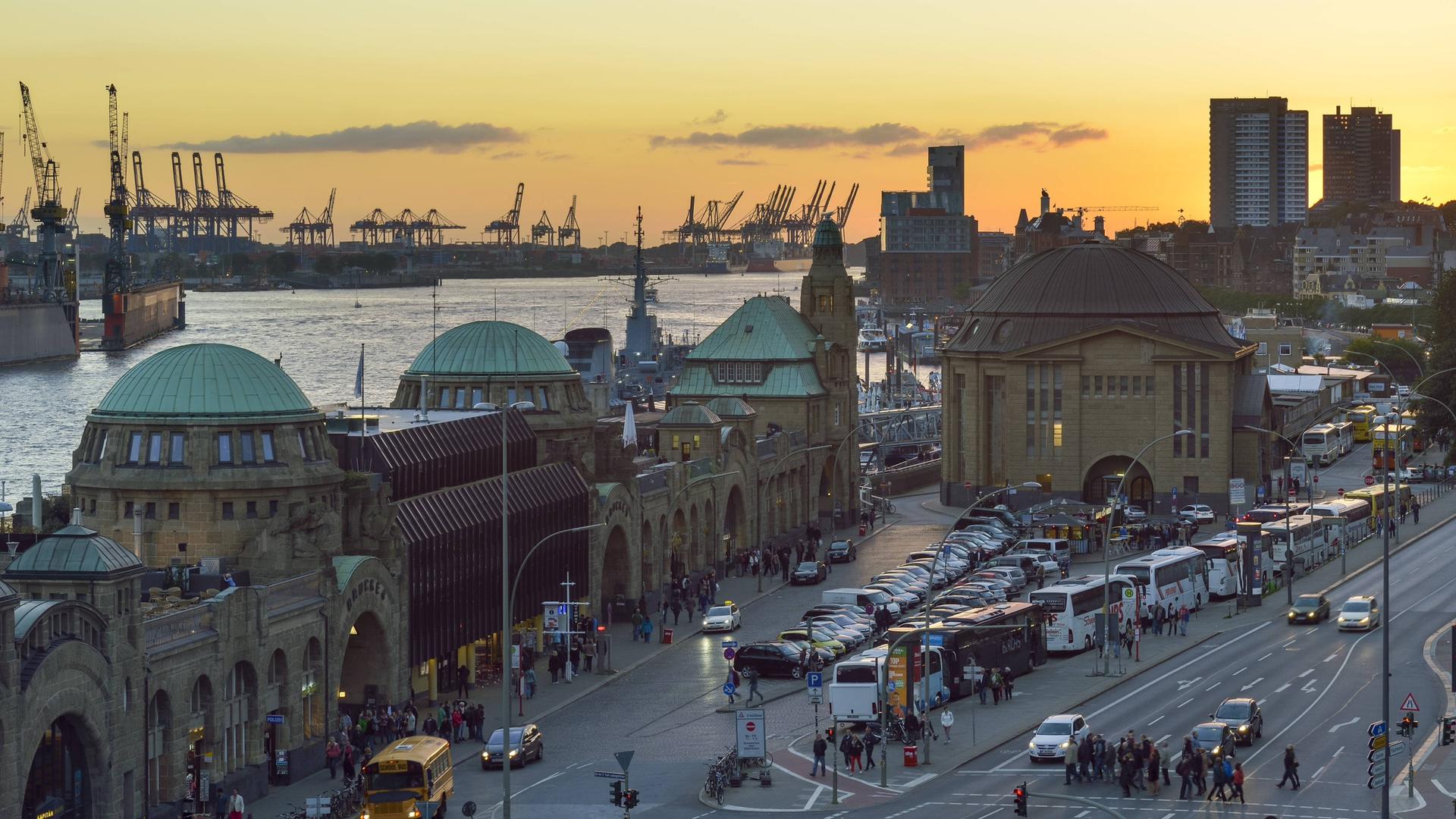 Blick auf die Elbe und die Hafenkräne im Hamburger Stadteil Sankt Pauli Blick auf die Elbe und die Hafenkräne im Hamburger Stadteil Sankt Pauli
