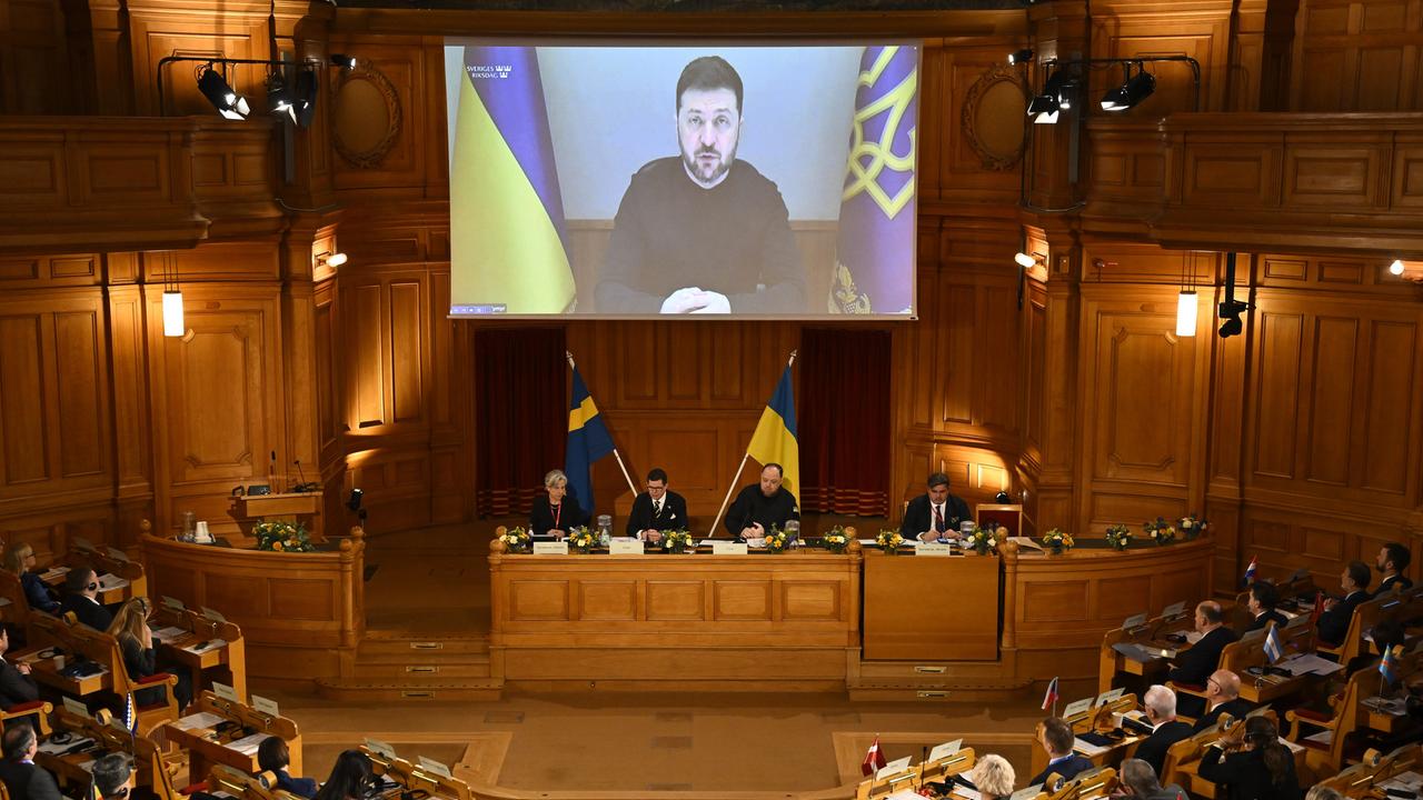 Ukraines Präsident ist während einer Videokonferenz auf einer Leinwand zu sehen