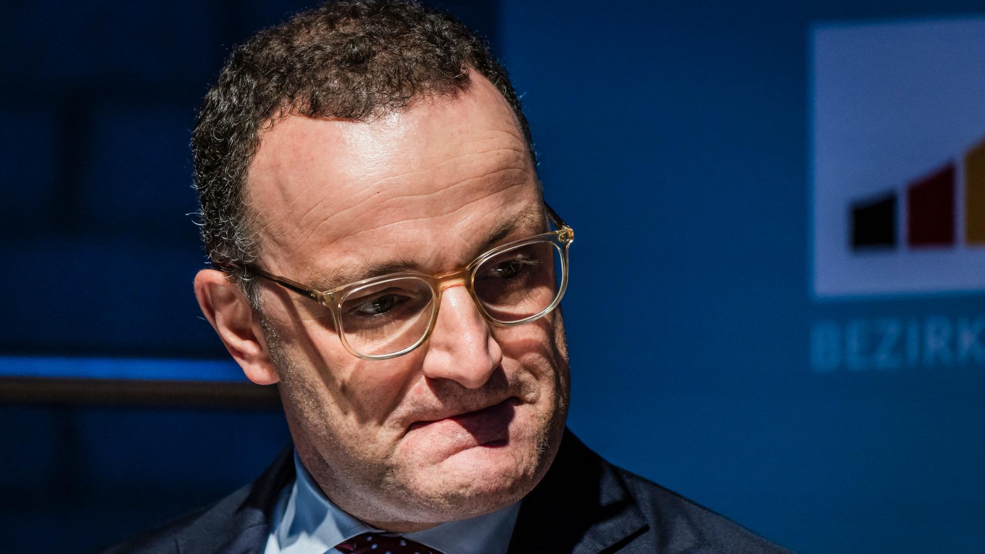 Nordrhein-Westfalen, Havixbeck: Jens Spahn (CDU) sitzt auf dem Bezirksparteitag der CDU Münsterland auf dem Podest. 