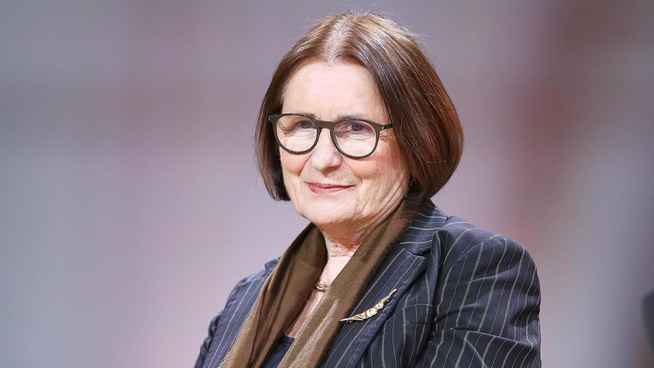 Irina Scherbakowa posiert mit Brille und Nadelstreifen-Blazer auf einem Podium der Frankfurter Buchmesse für ein Pressefoto.