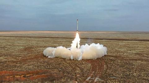 Dieses vom Pressedienst des russischen Verteidigungsministeriums zur Verfügung gestellte Videostandbild zeigt eine russische Iskander-K-Rakete, die während einer Militärübung auf einem Truppenübungsplatz in Russland abgeschossen wird.