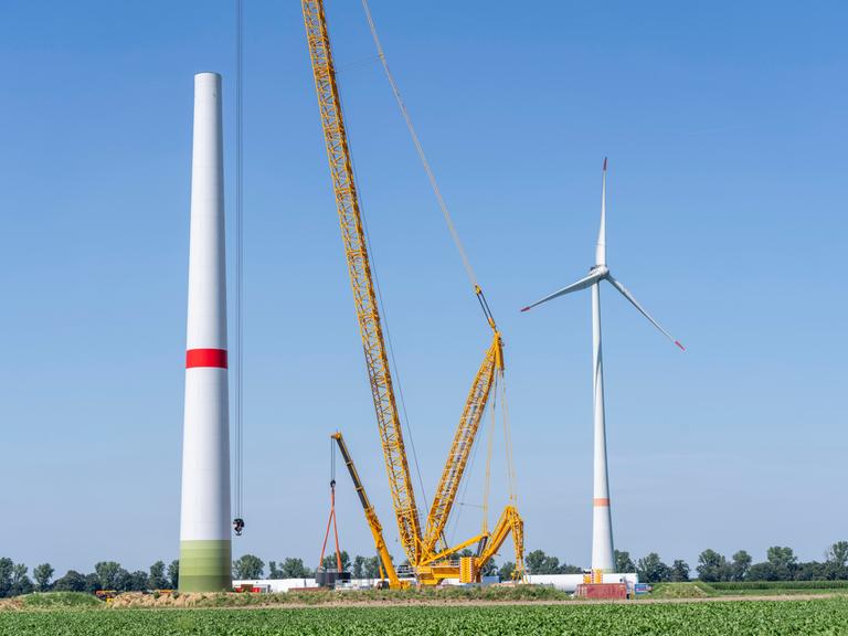 In einem Windpark bei Issum am Niederrhein wird eine alte Windkraftanlage demontiert und mit leistungsfähigeren Rotorblättern bestückt.