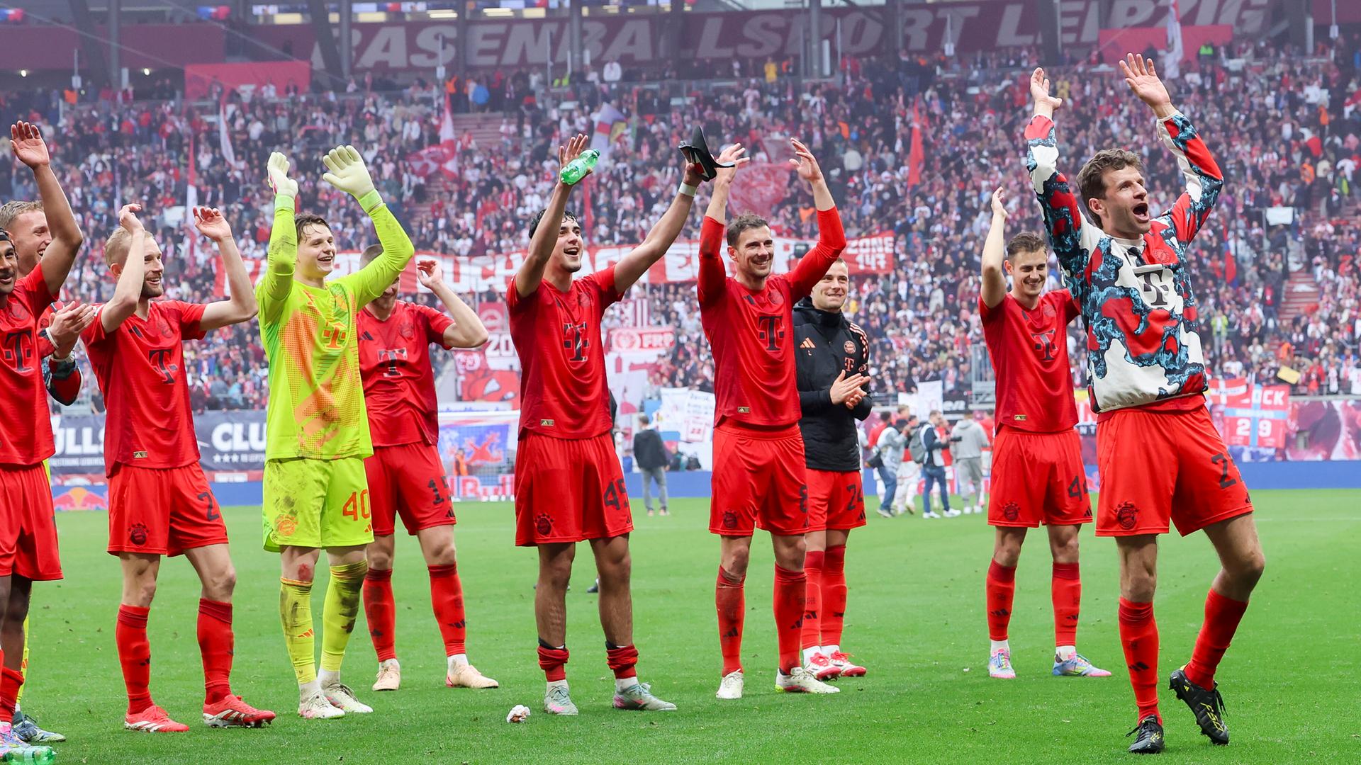 Einige Spieler des FC Bayern München jubeln im Stadion vor den Fans. Einige Spieler des FC Bayern München jubeln im Stadion vor den Fans.