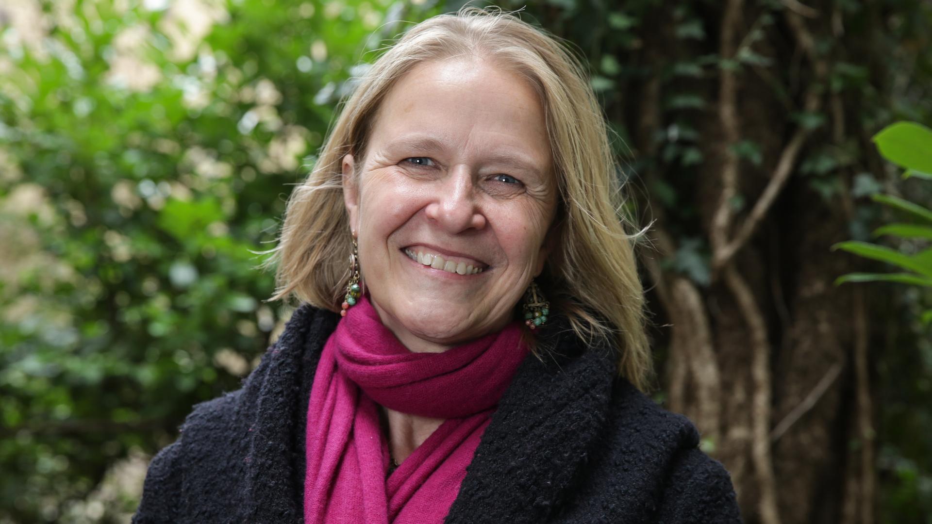Die Schriftstellerin Cornelia Funke schaut am 06.03.2015 in Hamburg in die Kamera des Fotografen. Die Schriftstellerin Cornelia Funke schaut am 06.03.2015 in Hamburg in die Kamera des Fotografen.