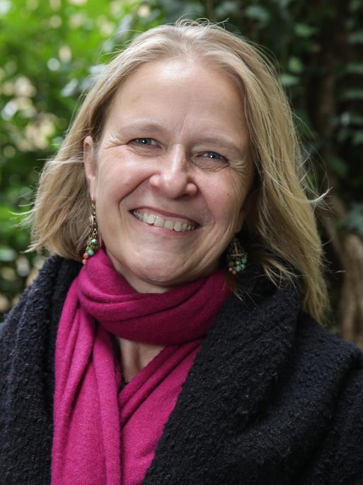 Die Schriftstellerin Cornelia Funke schaut am 06.03.2015 in Hamburg in die Kamera des Fotografen.