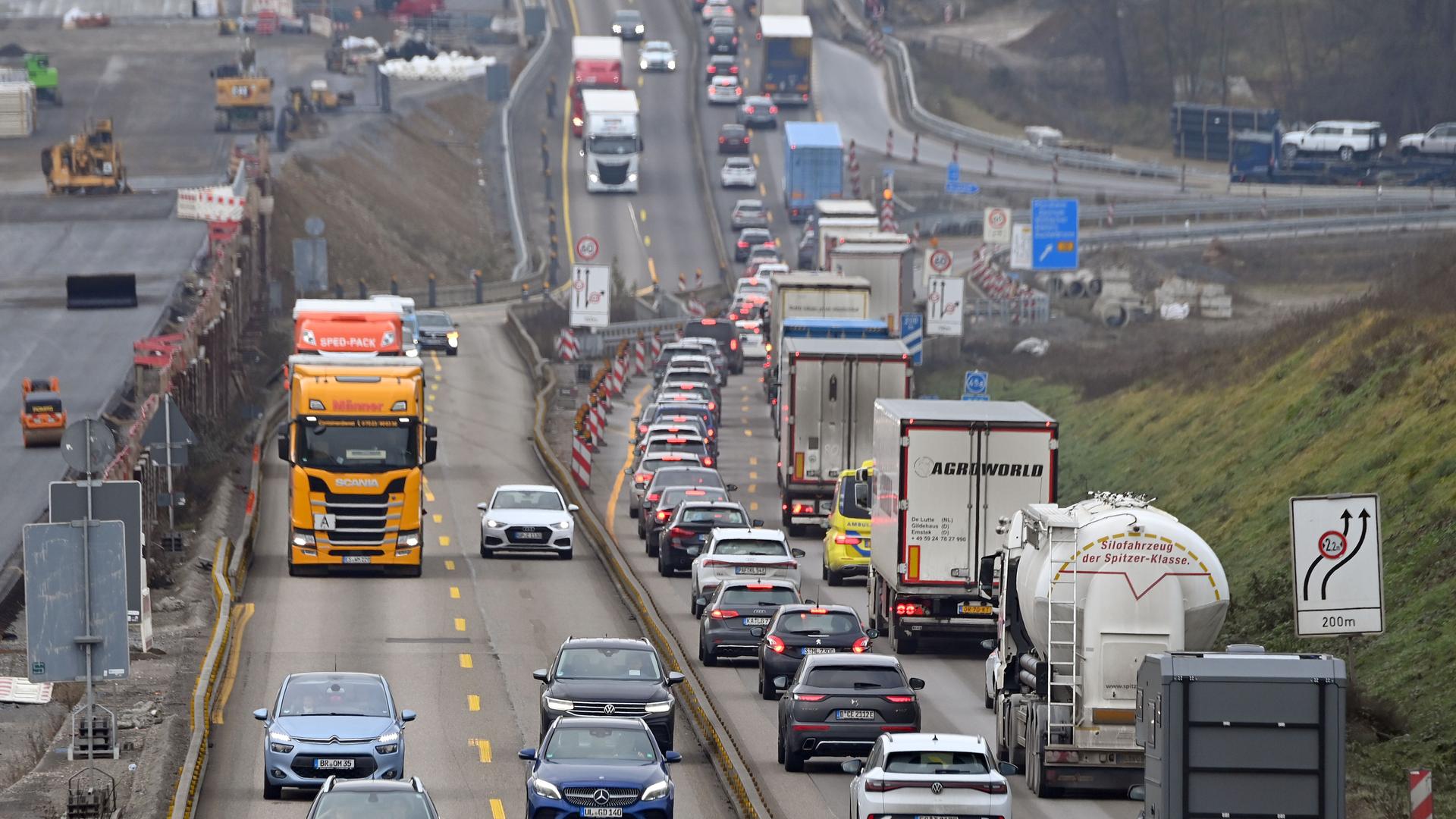 Autos stehen im Stau auf einer Autobahn bei einer Baustelle. Autos stehen im Stau auf einer Autobahn bei einer Baustelle.