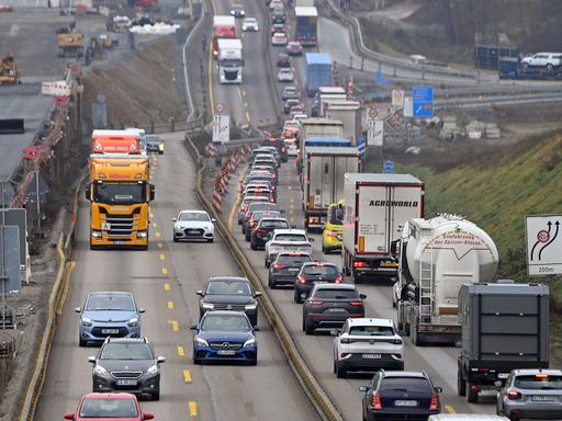 Autos stehen im Stau auf einer Autobahn bei einer Baustelle. Autos stehen im Stau auf einer Autobahn bei einer Baustelle.