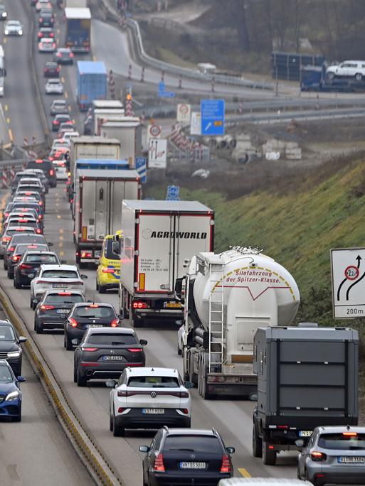 Autos stehen im Stau auf einer Autobahn bei einer Baustelle. Autos stehen im Stau auf einer Autobahn bei einer Baustelle.