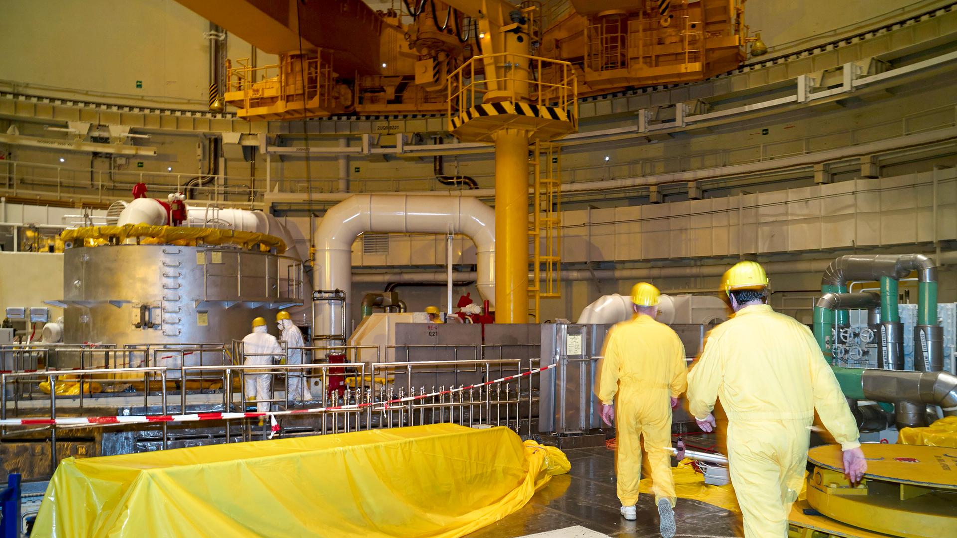 Tschechien, Temelin: Im Reaktorblock I des tschechischen Atomkraftwerks Temelin werden während einer 48-tägigen Betriebspause die Brennelemente ausgetauscht (Foto vom 17.05.2013). 