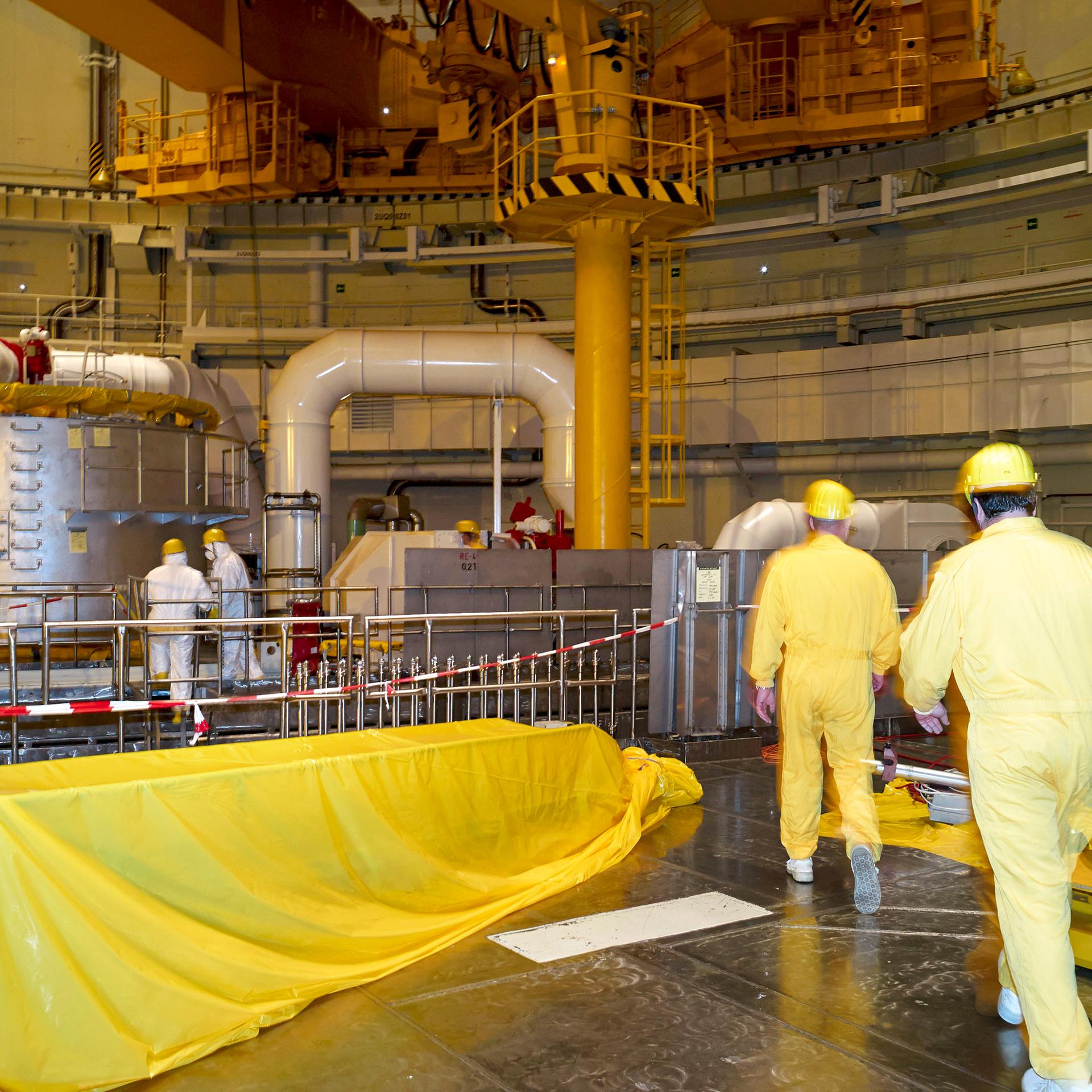 Tschechien, Temelin: Im Reaktorblock I des tschechischen Atomkraftwerks Temelin werden während einer 48-tägigen Betriebspause die Brennelemente ausgetauscht (Foto vom 17.05.2013). 
