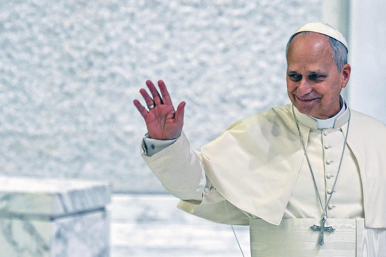 Papst Leo XIV erhebt den Arm zum Gruß.