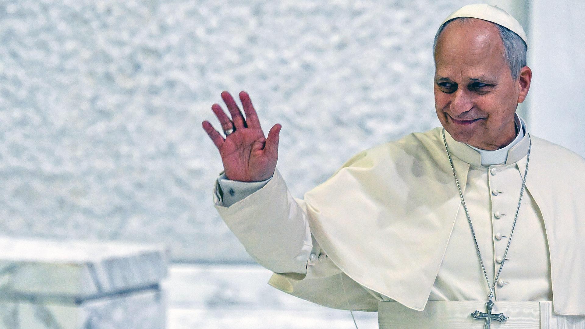 Papst Leo XIV erhebt den Arm zum Gruß.