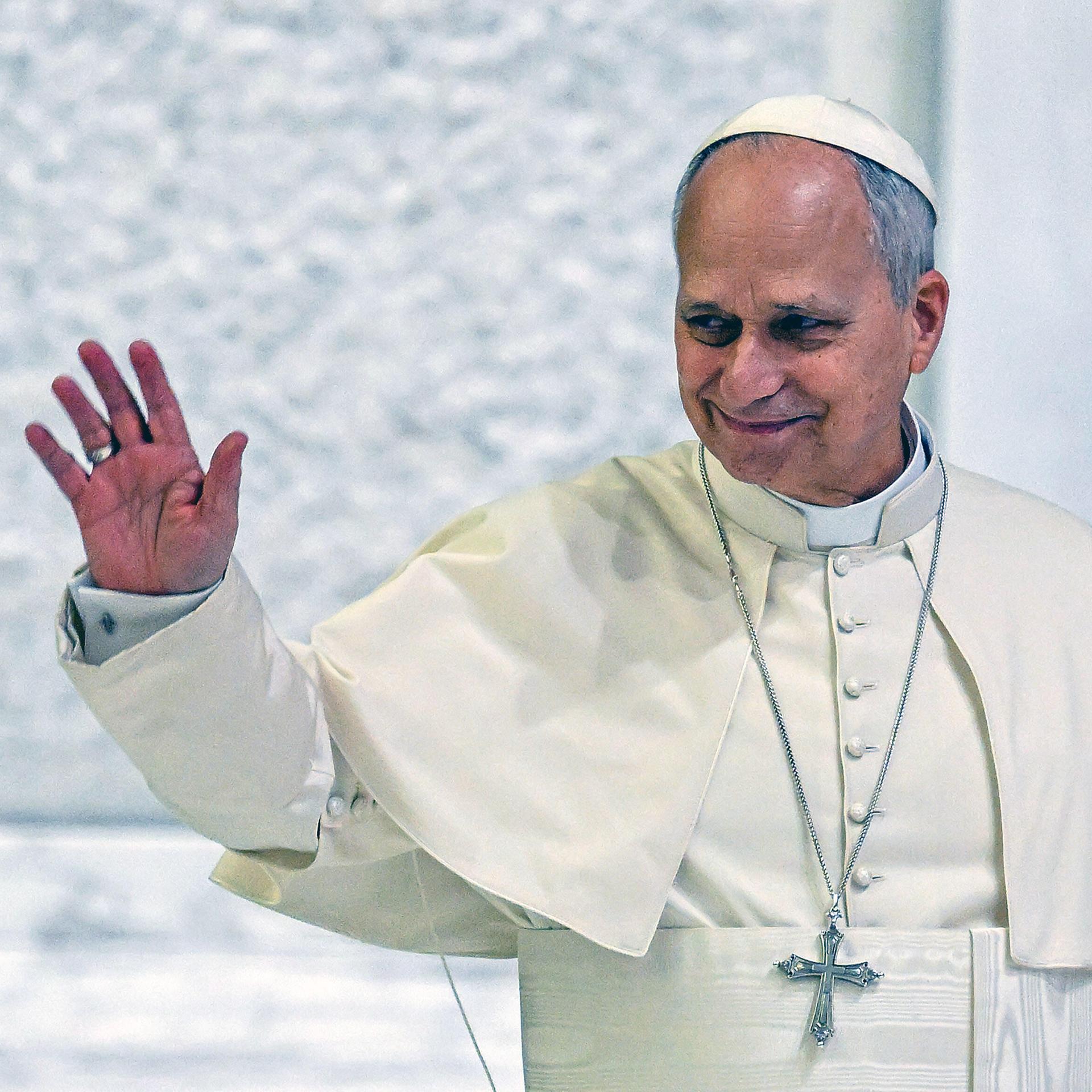 Papst Leo XIV erhebt den Arm zum Gruß.