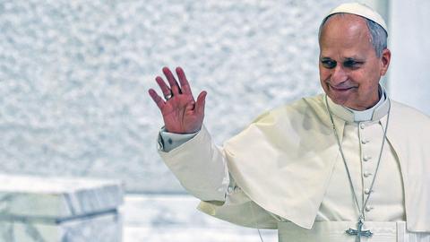 Papst Leo XIV. erhebt seinen rechten Arm zum Gruß.