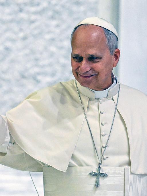 Papst Leo XIV erhebt den Arm zum Gruß.