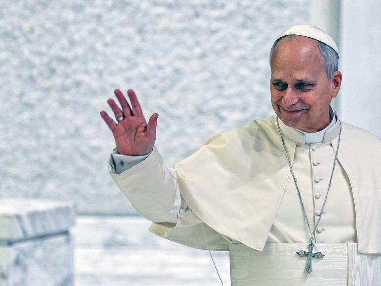 Papst Leo XIV erhebt den Arm zum Gruß.