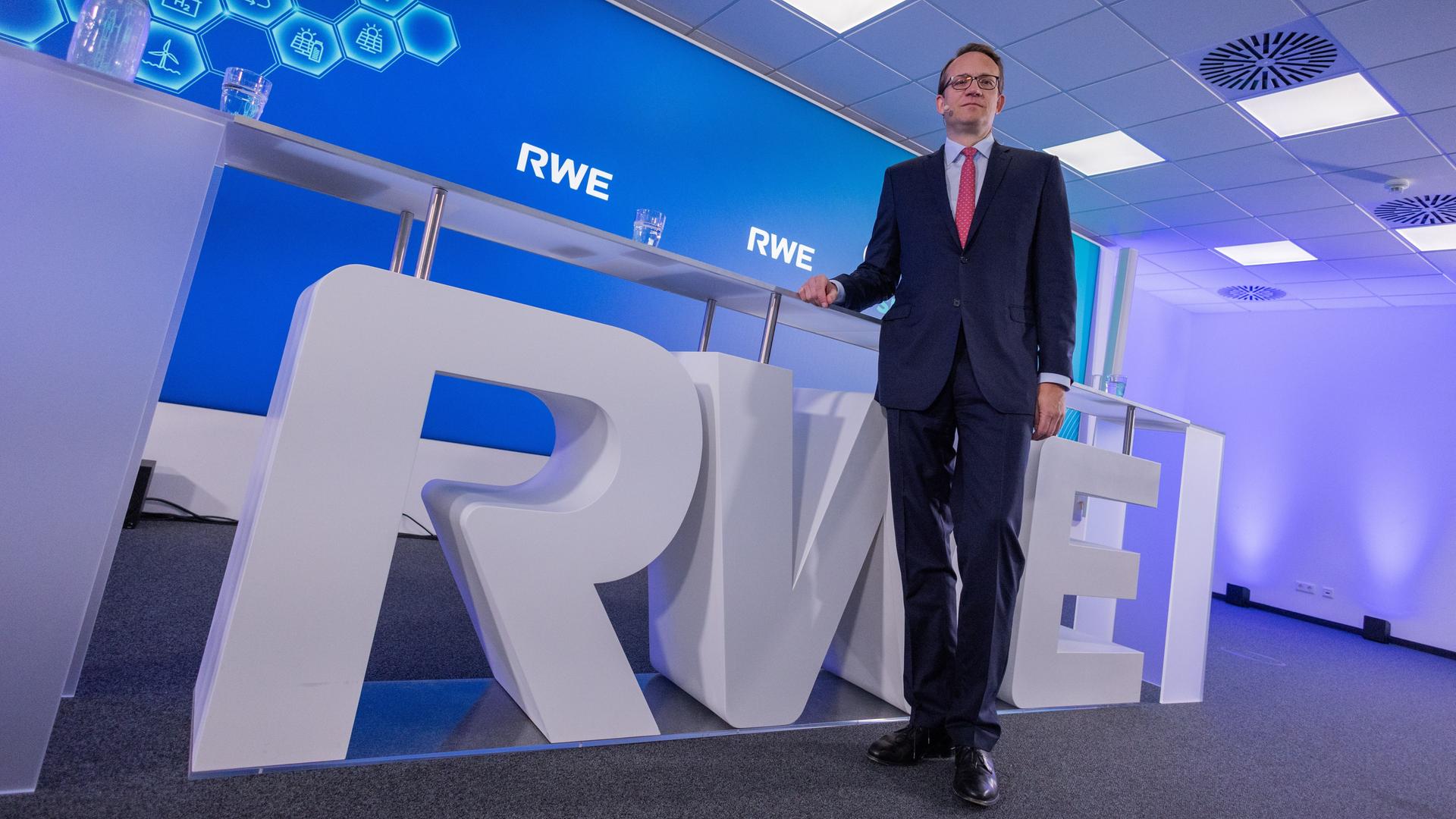Markus Krebber, Vorstandsvorsitzender der RWE AG, spricht bei der Bilanzpressekonferenz. Er stützt sich auf eine Theke, die aus den Buchstaben RWE besteht. Markus Krebber, Vorstandsvorsitzender der RWE AG, spricht bei der Bilanzpressekonferenz. Er stützt sich auf eine Theke, die aus den Buchstaben RWE besteht.