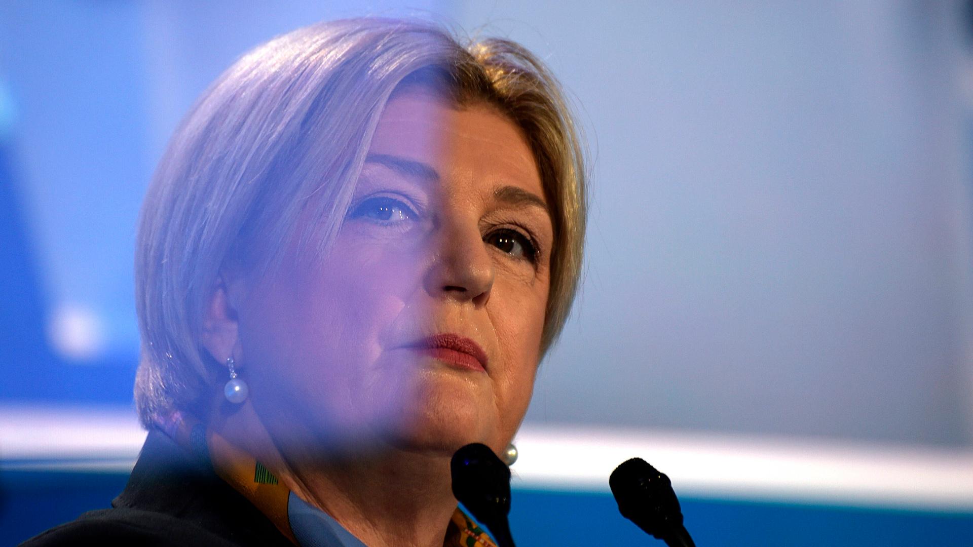 Italien, Rom: Italiens Arbeitsministerin Marina Elvira Calderone steht auf einer Bühne und schaut ernst. Italien, Rom: Italiens Arbeitsministerin Marina Elvira Calderone steht auf einer Bühne und schaut ernst.