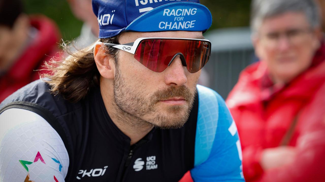 Rick Zabel im Trikot seines Teams Israel Premier Tech auf dem Rad; er trägt Sonnenbrille und Cäppi