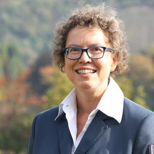 Sabine Lackner lächelt in die Kamera. Sie trägt die Uniform des THW. 