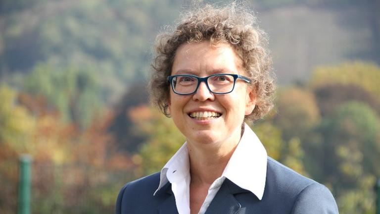 Sabine Lackner lächelt in die Kamera. Sie trägt die Uniform des THW. Sabine Lackner lächelt in die Kamera. Sie trägt die Uniform des THW.