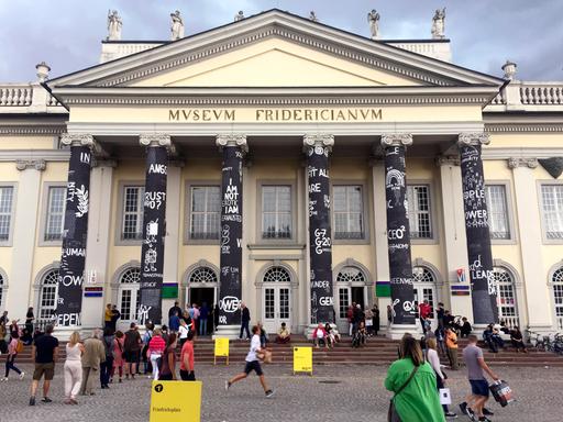 Das Hauptportal des Kasseler Fridericianum, Zentrum der Documenta, bei der zurückliegenden Ausgabe 2022