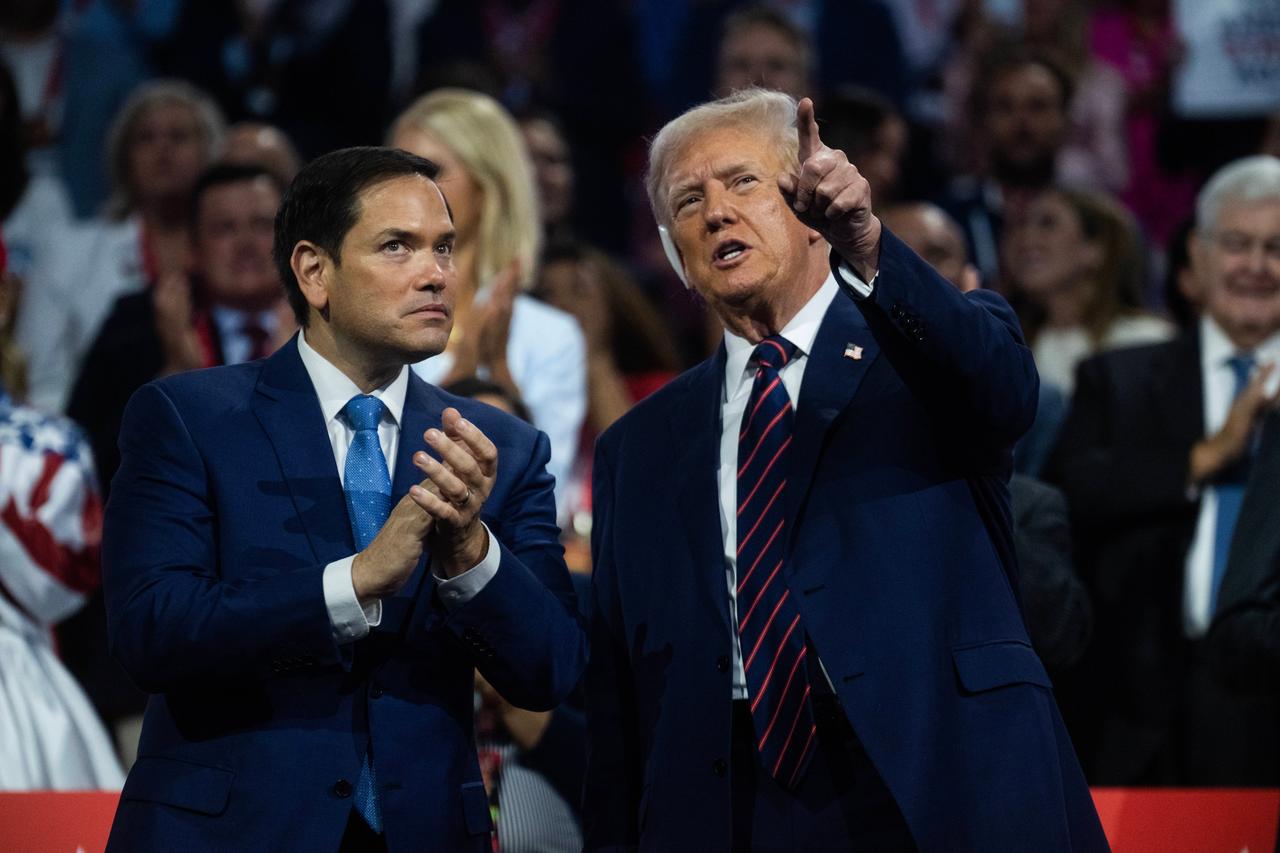 Marco Rubio steht auf einer Wahlkampf-Bühne neben Donald Trump.