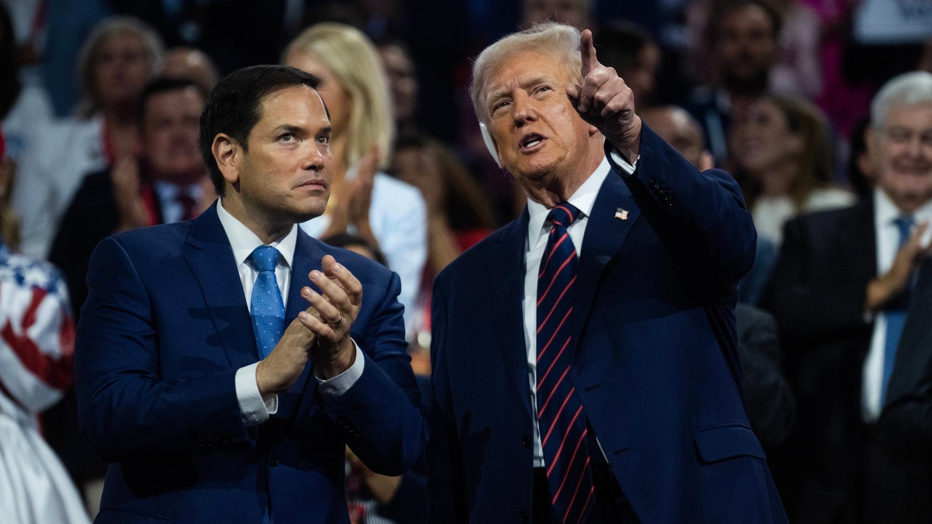 Der designierte US-Außenminister Marco Rubio steht auf einer Bühne neben dem künftigen Präsidenten Donald Trump.