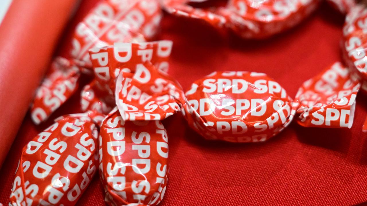 Das Logo der SPD ist auf mehreren roten Bonbons aufgedruckt. 