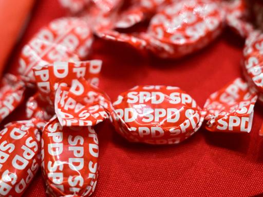 Das Logo der SPD ist auf mehreren roten Bonbons aufgedruckt. Das Logo der SPD ist auf mehreren roten Bonbons aufgedruckt.