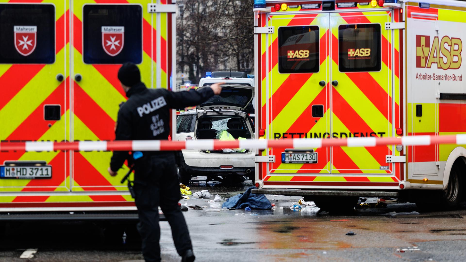 In der Münchner Innenstadt ist ein Fahrzeug in eine Menschengruppe gefahren. 