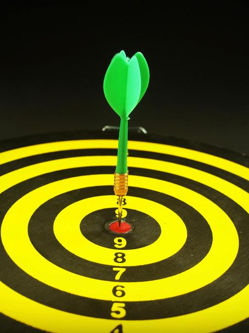 Ein Dartpfeil im Brett Ein Dartpfeil im Brett