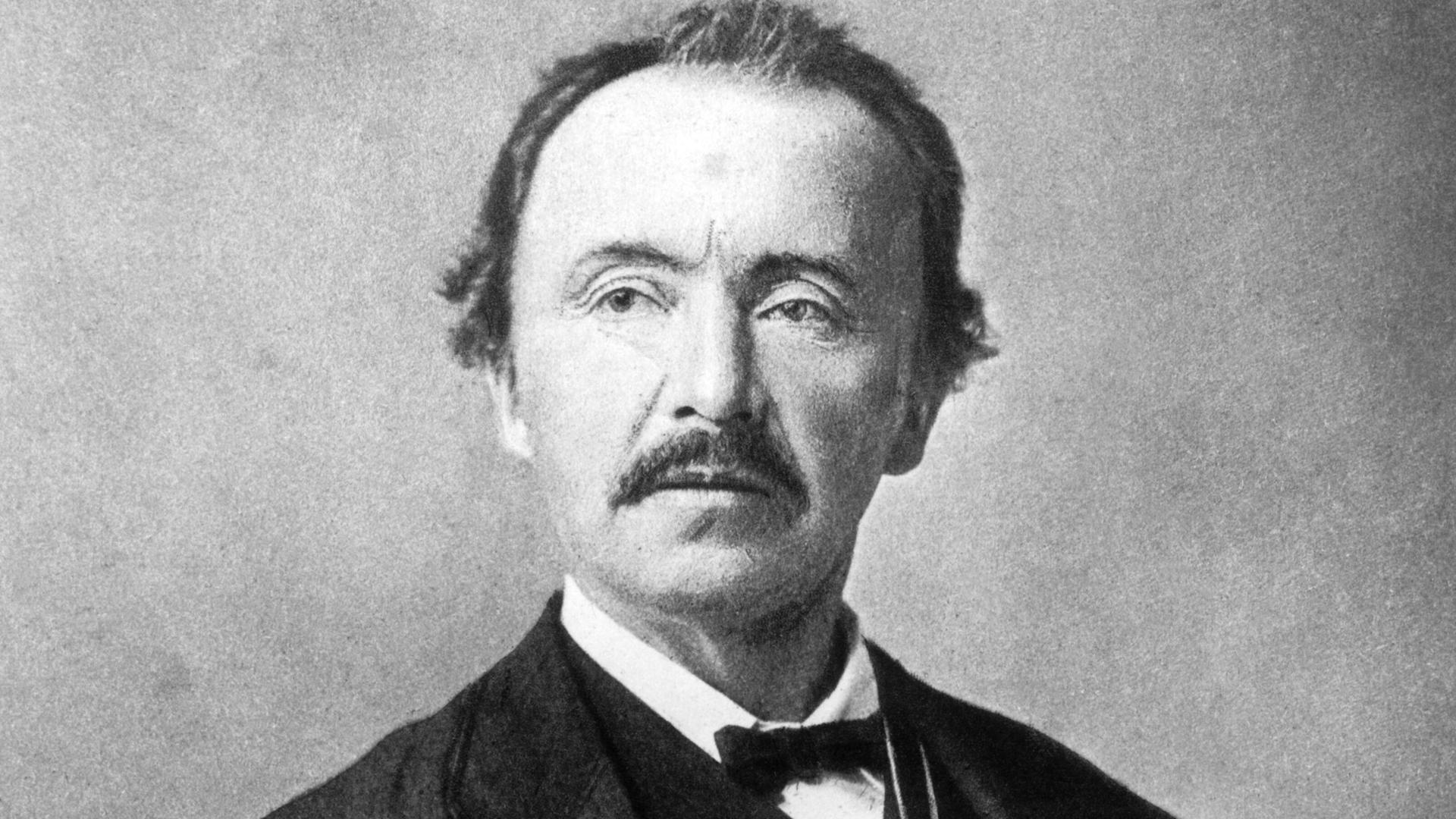Schwarz-weiß-Foto von 1880 zeigt Heinrich Schliemann in aufrechter Haltung und im Anzug