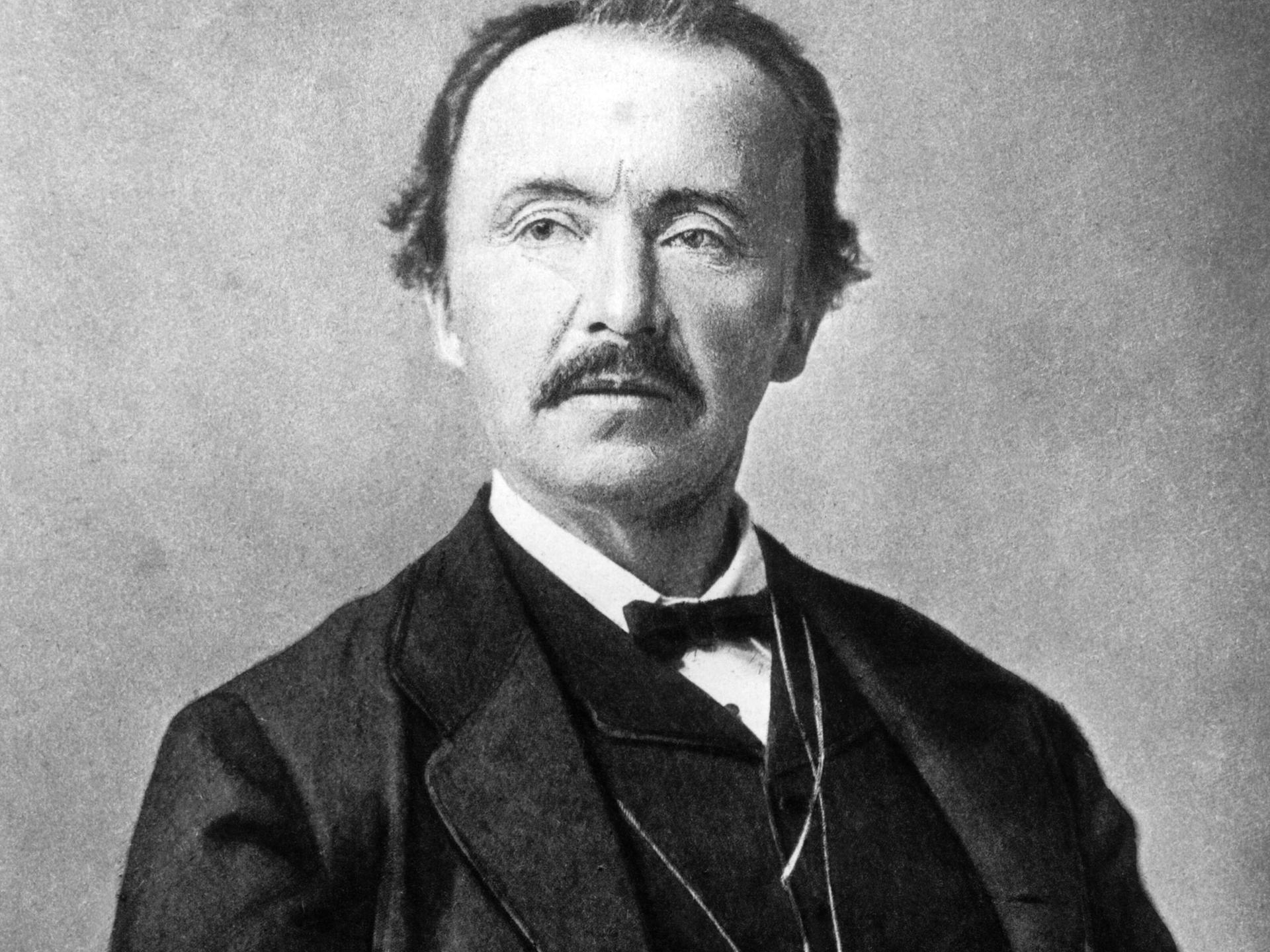Schwarz-weiß-Foto von 1880 zeigt Heinrich Schliemann in aufrechter Haltung und im Anzug