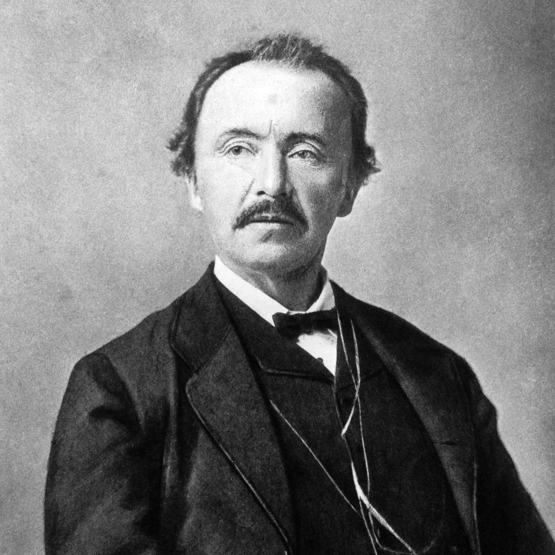 Schwarz-weiß-Foto von 1880 zeigt Heinrich Schliemann in aufrechter Haltung und im Anzug