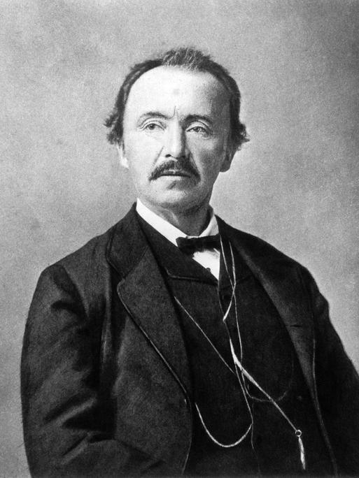 Schwarz-weiß-Foto von 1880 zeigt Heinrich Schliemann in aufrechter Haltung und im Anzug Schwarz-weiß-Foto von 1880 zeigt Heinrich Schliemann in aufrechter Haltung und im Anzug