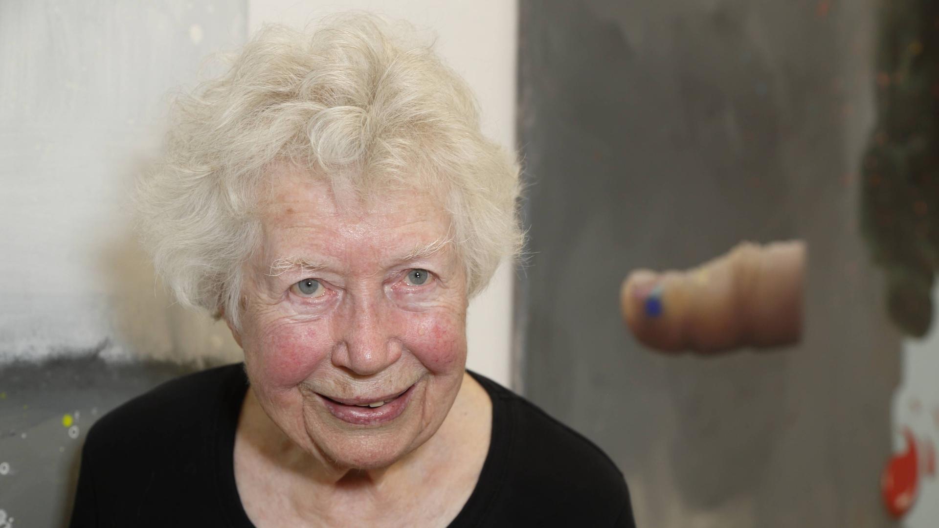 Die Schriftstellerin Lotte Ingrisch lächelt in die Kamera. Die Schriftstellerin Lotte Ingrisch lächelt in die Kamera.