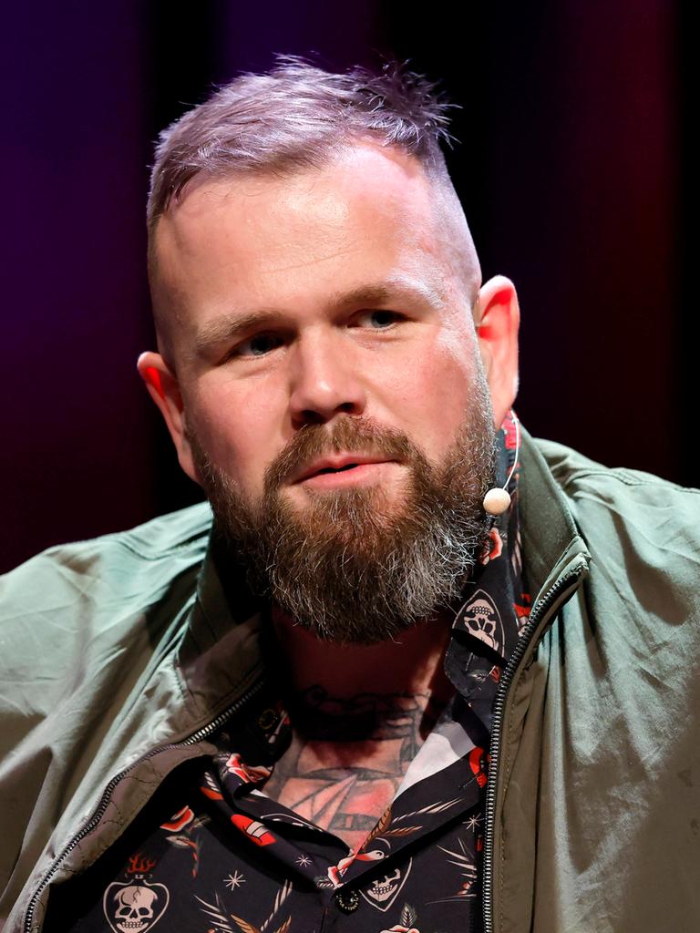 Sänger Jan Gorkow von der Band Feine Sahne Fischfilet sitzt bei einer Veranstaltung im Rahmen der Lit.Cologne 2026 im Theater am Tanzbrunnen vor einem dunklen Hintergrund auf der Bühne. 