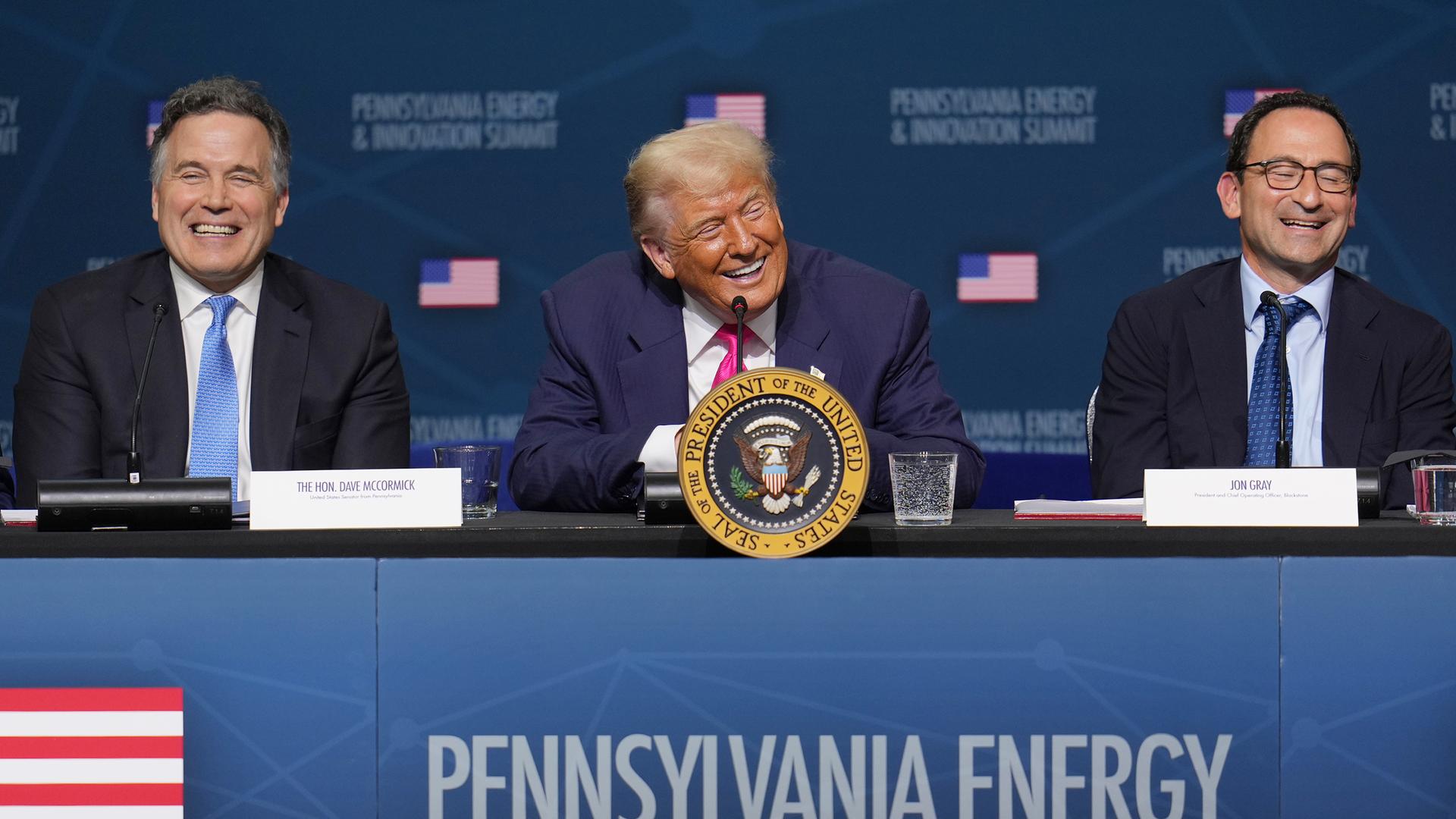 US-Präsident Donald Trump, Mitte, sitzt auf einer Veranstaltung im US-Bundesstaat Pennsylvania. US-Präsident Donald Trump, Mitte, sitzt auf einer Veranstaltung im US-Bundesstaat Pennsylvania.