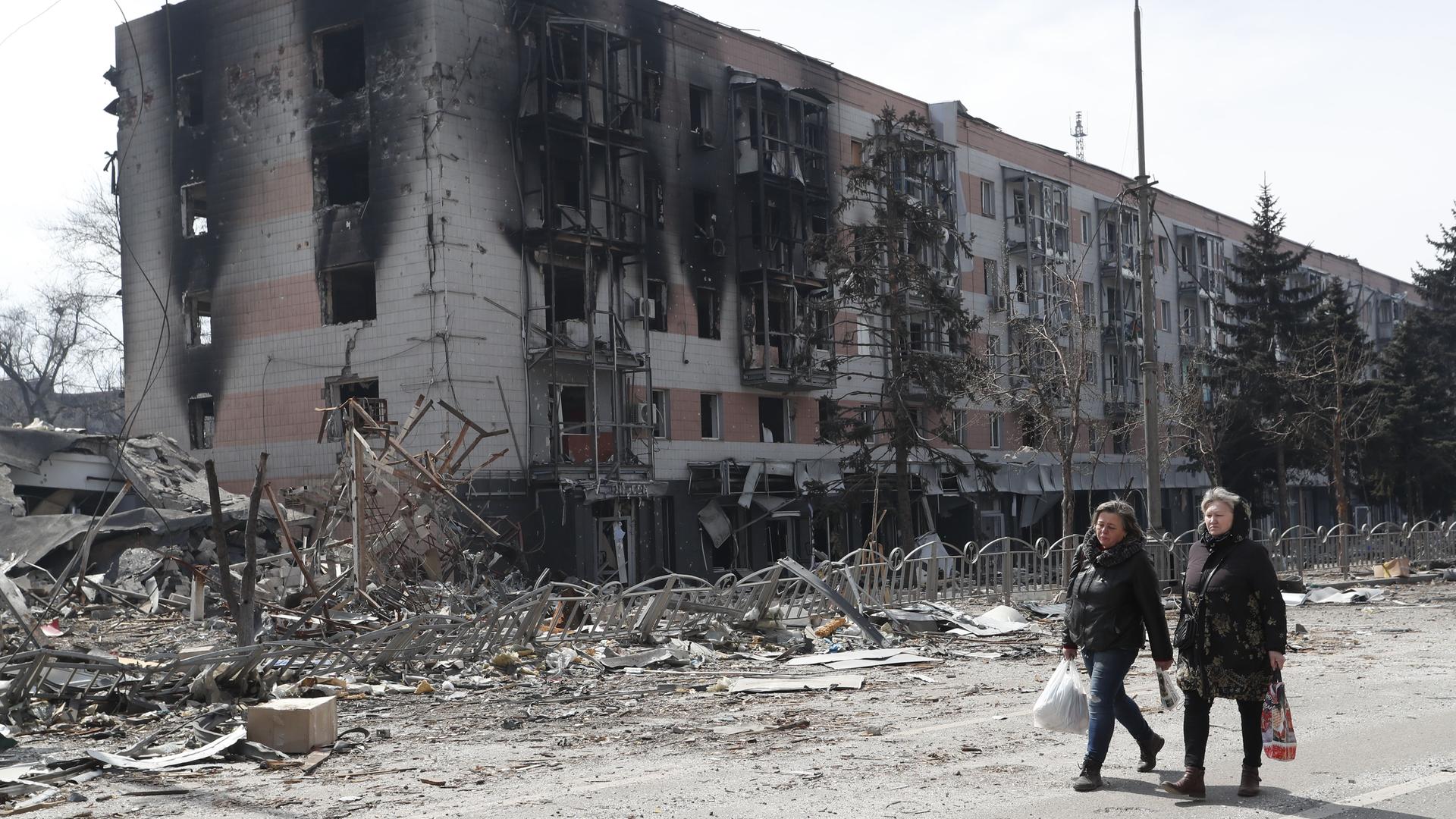 Ukraine, Mariupol: Bewohner gehen n der Nähe von beschädigten Gebäuden in Mariupol nach Abzug russischer Truppen. Ukraine, Mariupol: Bewohner gehen n der Nähe von beschädigten Gebäuden in Mariupol nach Abzug russischer Truppen.
