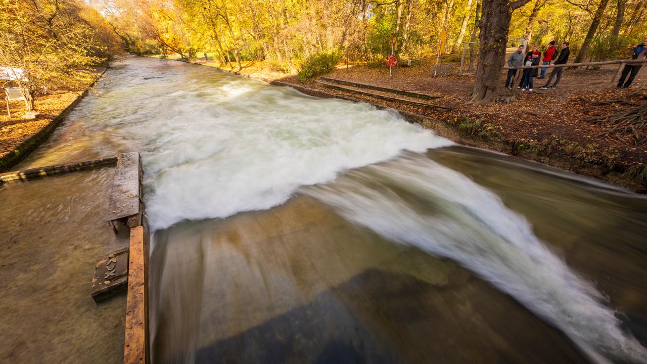 Die Stelle am Rande des Englischen Garten, an der sich normalerweise die Eisbachwelle bildet, ist aktuell für den Freizeitsport nicht geeignet.